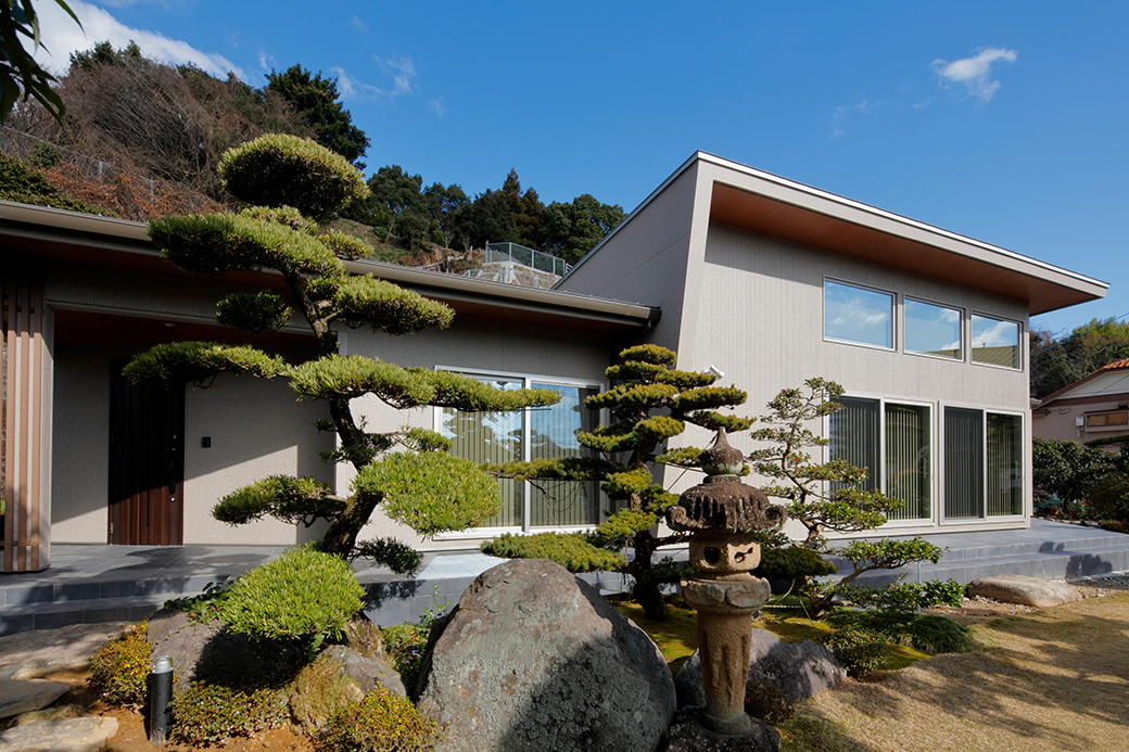 日本庭園の中にたたずむ 木もれ日と暮らす上質な空間を配した家
